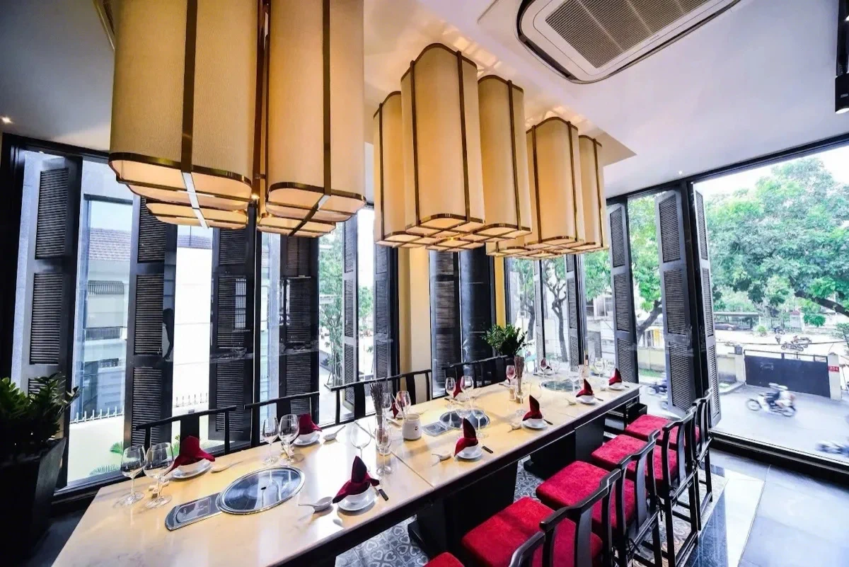 Đèn chùm vải lớn trang trí nhà hàng sang trọng — đèn chùm lồng đèn phong cách Đông Dương