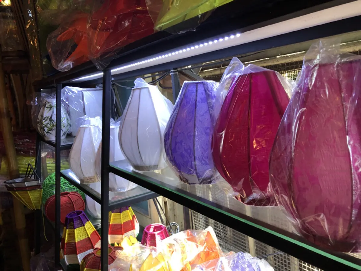 Đèn gỗ thủ công trang trí phòng khách sạn boutique