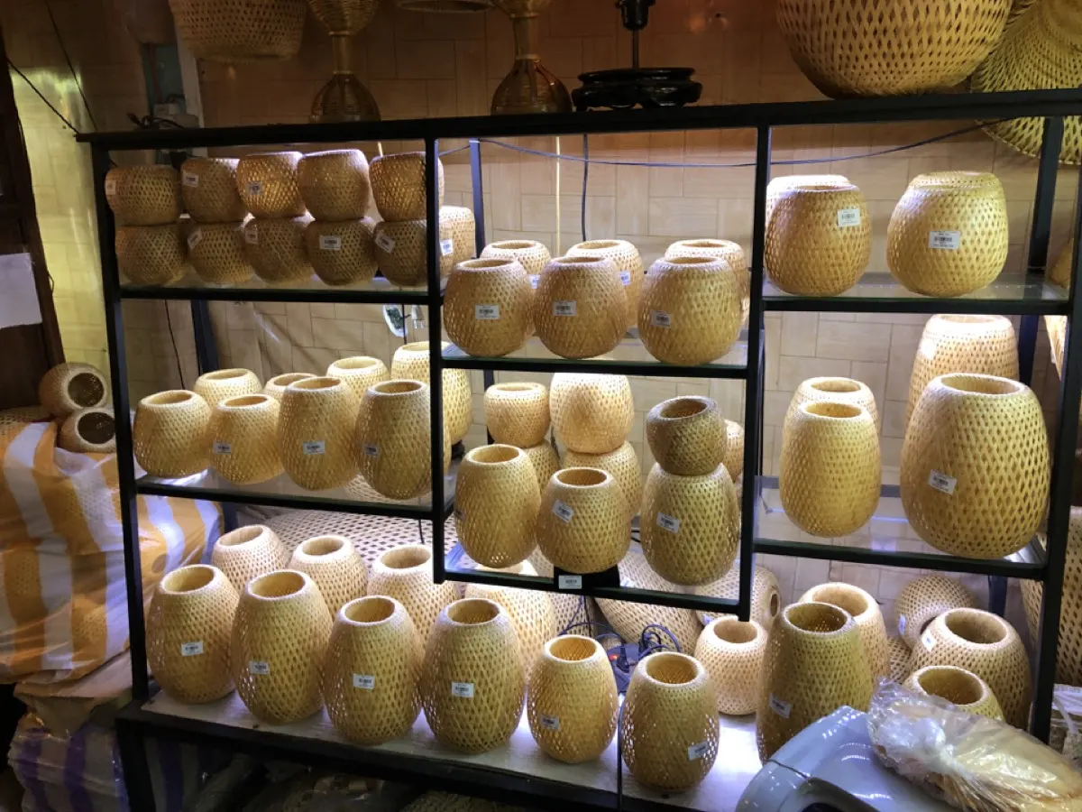 Kết hợp đèn gỗ với hệ thống chiếu sáng tổng thể phòng khách sạn