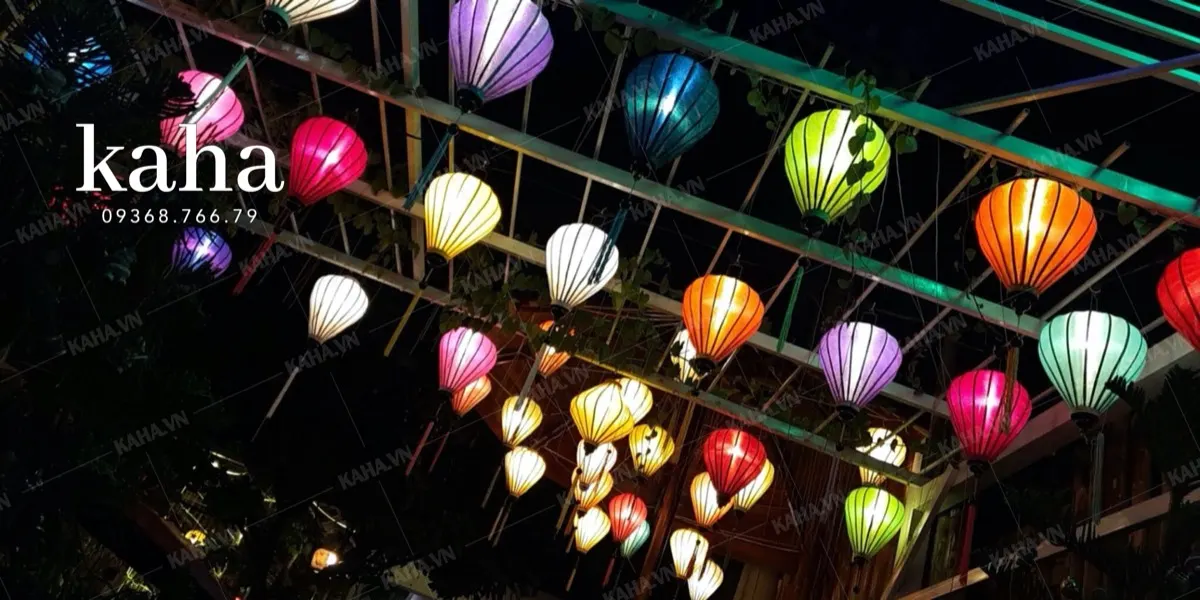 Hành lang khách sạn trang trí đèn lồng vải lụa