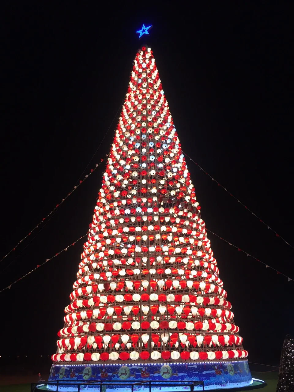 Cây thông Noel đèn lồng