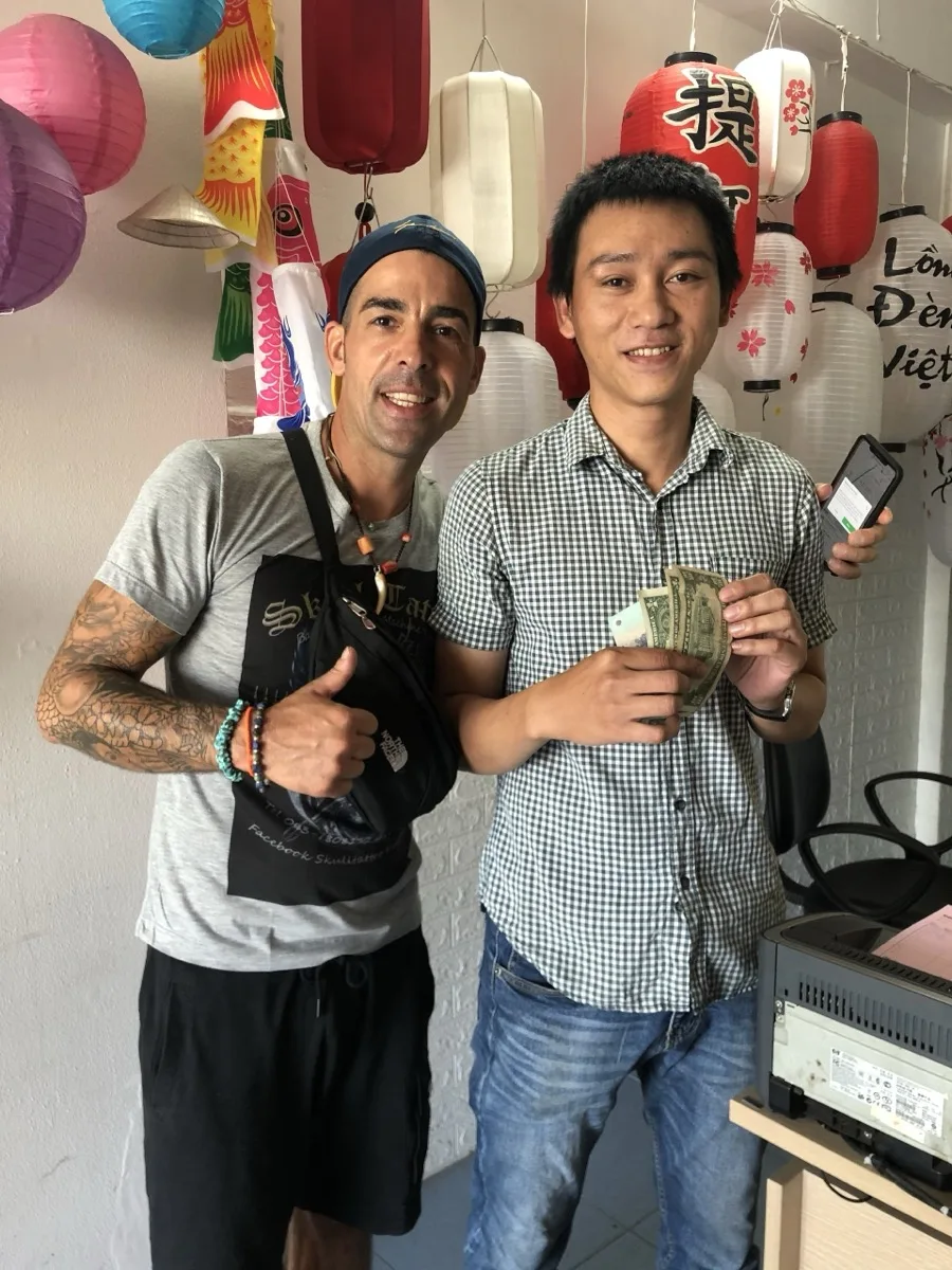 International customer buying lanterns at LongDenViet showroom