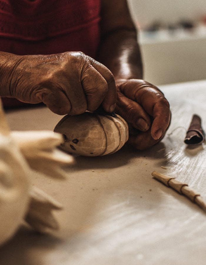 Nghệ nhân làm đèn lồng thủ công