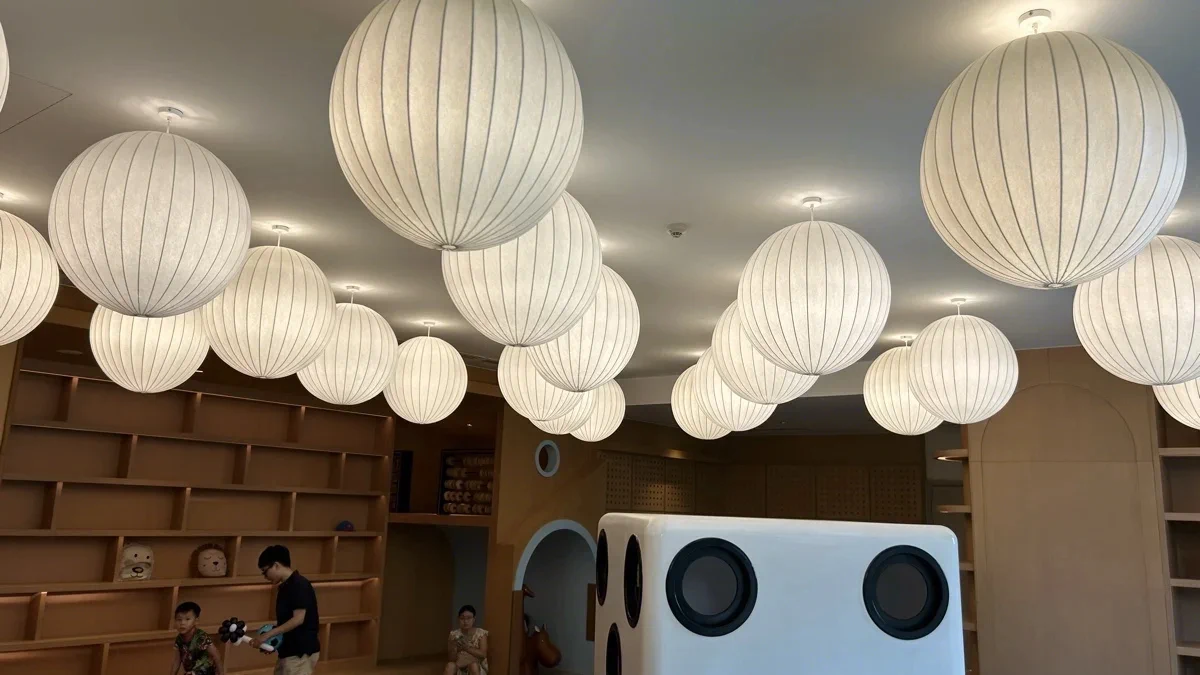 Đèn tròn vải lụa trắng treo trần khách sạn — dự án lắp đặt đèn lồng sỉ LongDenViet TP.HCM