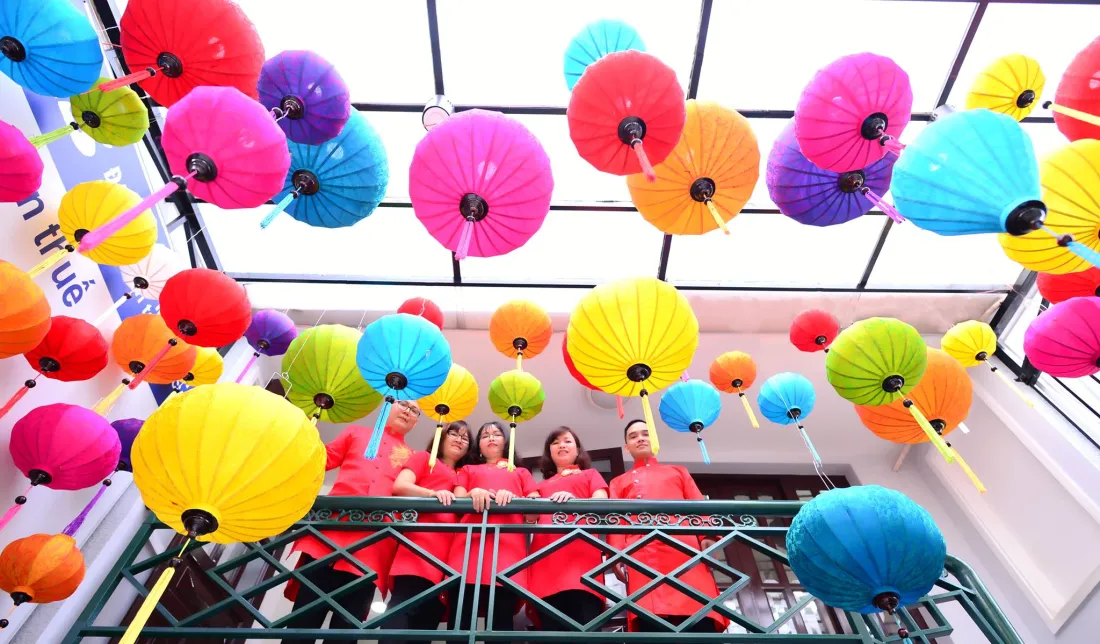 Lồng đèn Tết trang trí — đèn lồng đỏ và áo dài đón Tết Nguyên Đán — LongDenViet