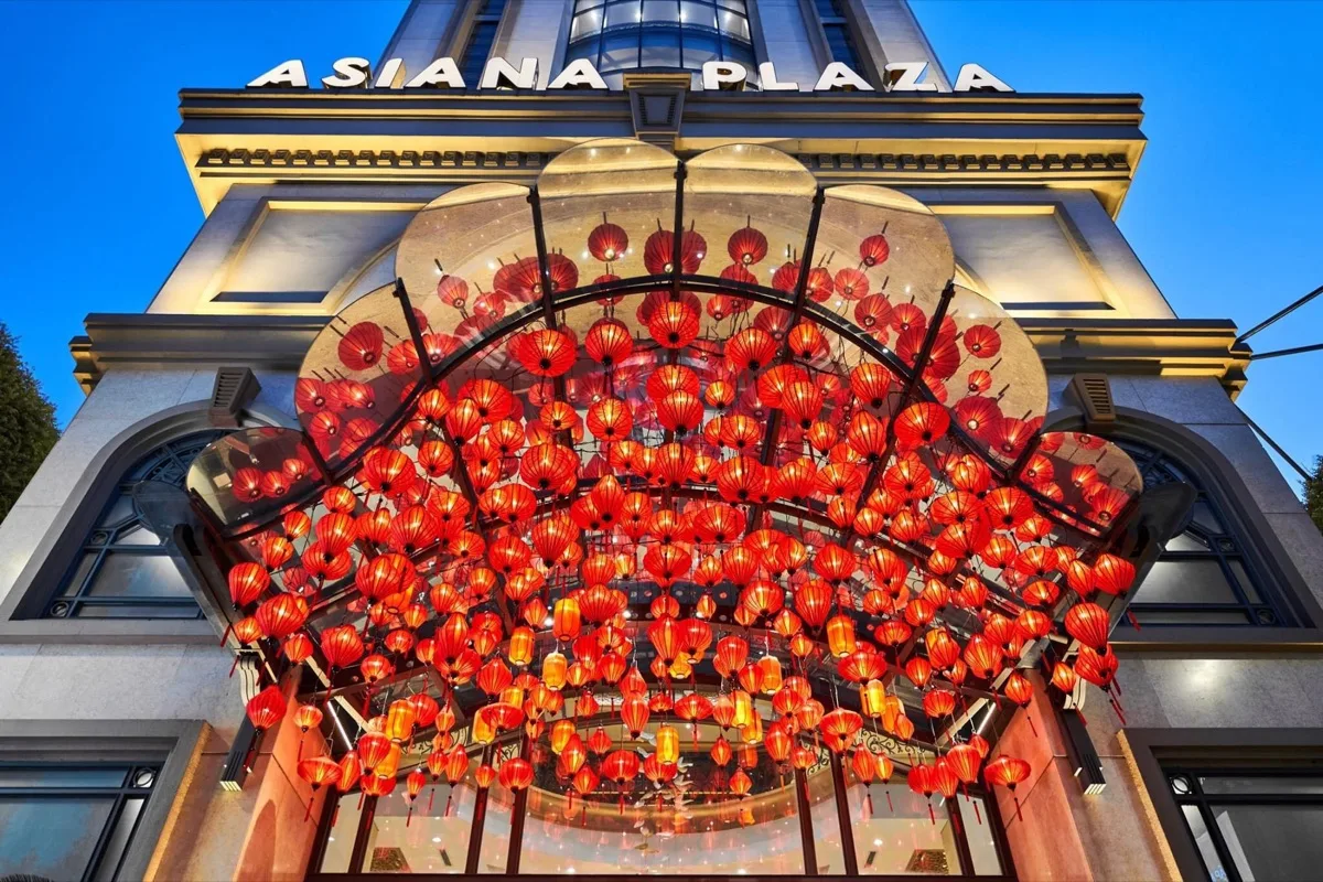 Công trình Asiana Plaza — hàng trăm đèn lồng đỏ trang trí sự kiện lớn