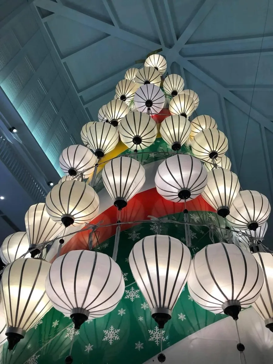 Cây đèn lồng Hội An trang trí trung tâm thương mại — hàng trăm đèn trắng