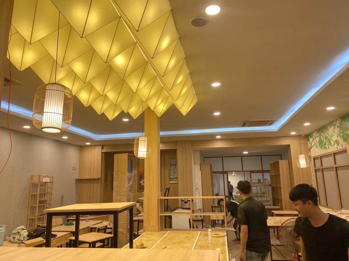 Thi công lắp đặt đèn trang trí nhà hàng — đèn lồng và đèn mây tre trên trần