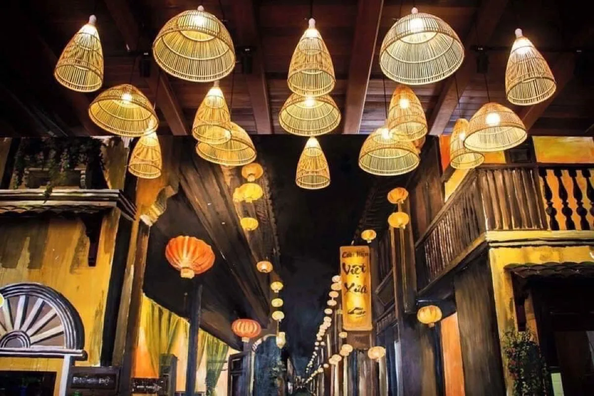 Nhà hàng Việt Xưa — đèn mây tre và đèn lồng Hội An trang trí hành lang
