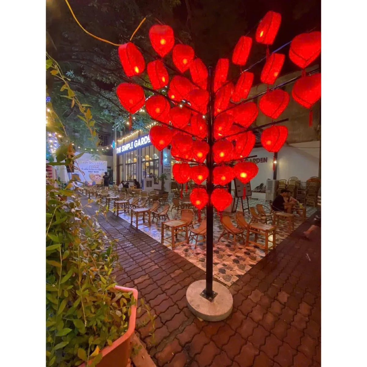 Quán cafe sân vườn The Simple Garden — đèn lồng trái tim đỏ treo cây