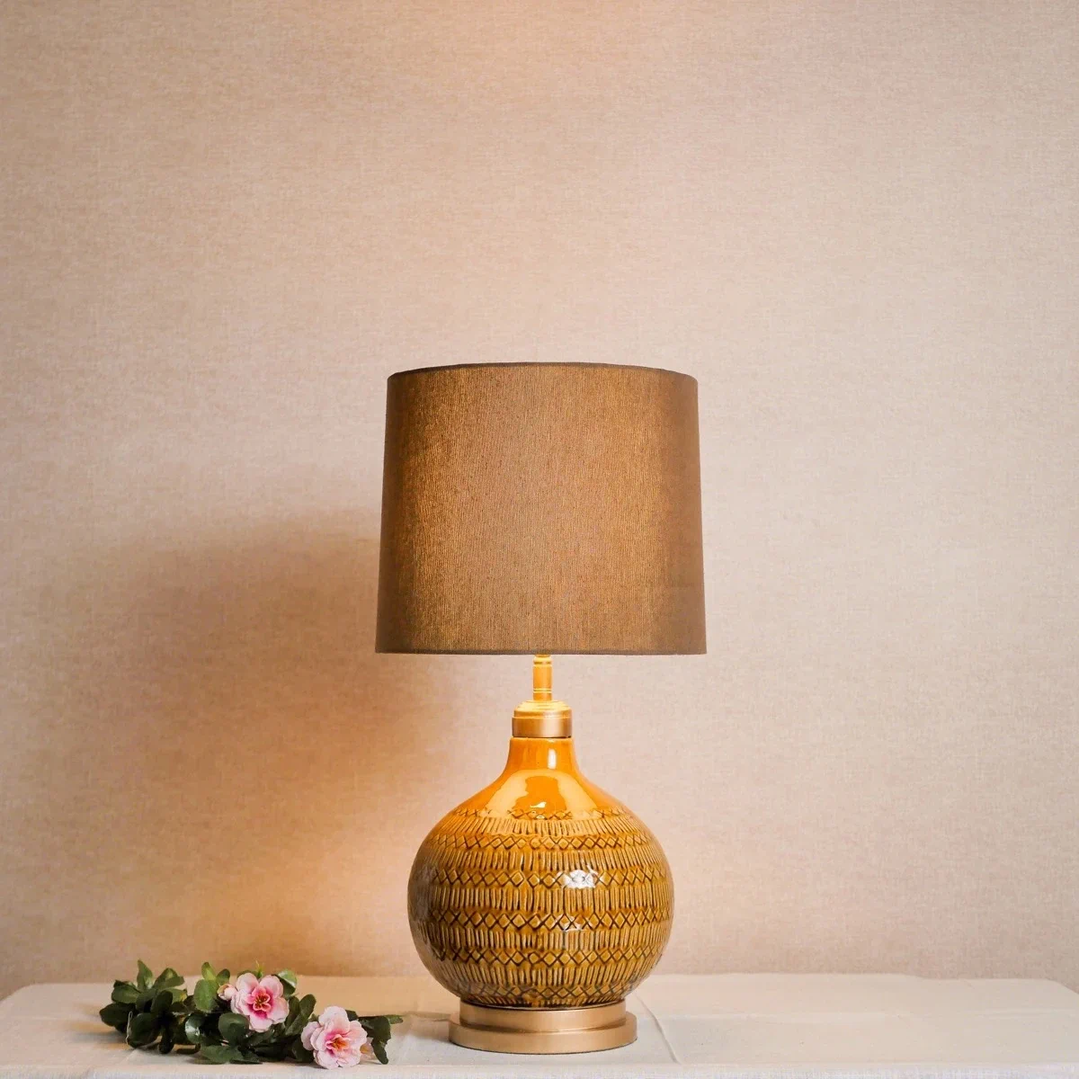 Đèn Bàn Gốm Caramel Chụp Vải Nâu — Đèn Ngủ Đầu Giường Ấm Cúng Đèn Bàn Gốm Caramel Chụp Vải Nâu — Đèn Ngủ Đầu Giường Ấm Cúng — đèn lồng thủ công Việt Nam | LongDenViet