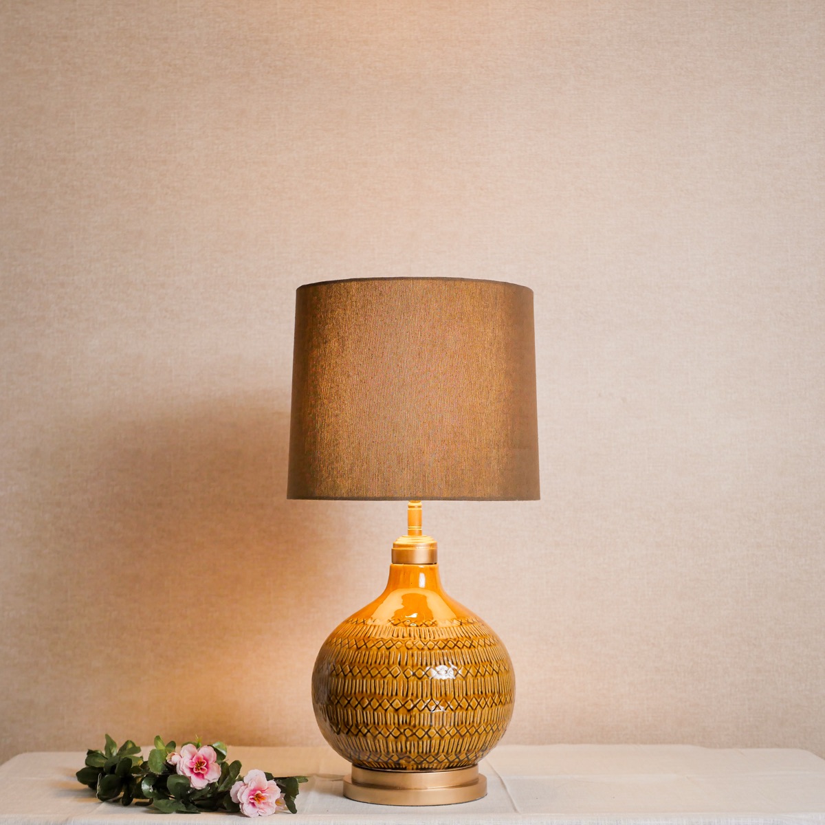 Đèn Bàn Gốm Caramel Chụp Vải Nâu — Đèn Ngủ Đầu Giường Ấm Cúng Đèn Bàn Gốm Caramel Chụp Vải Nâu — Đèn Ngủ Đầu Giường Ấm Cúng — đèn lồng thủ công Việt Nam | LongDenViet