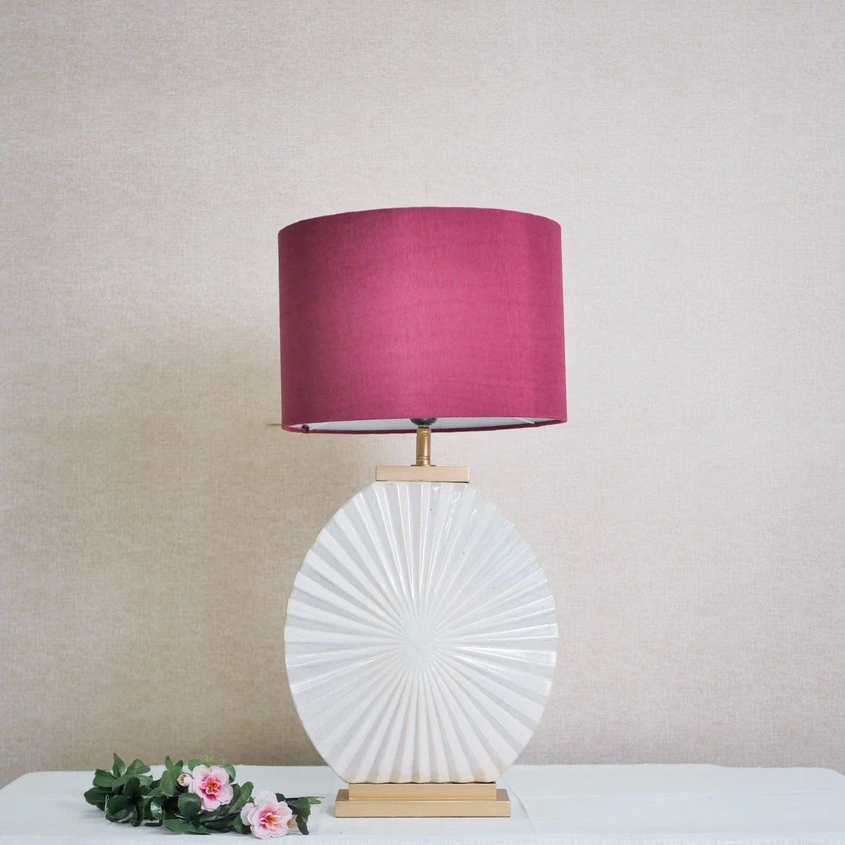 Đèn Bàn Gốm Đen Bóng Chụp Vải Kem — Phong Cách Tối Giản Sang Trọng Đèn Bàn Gốm Đen Bóng Chụp Vải Kem — Phong Cách Tối Giản Sang Trọng — đèn lồng thủ công Việt Nam | LongDenViet