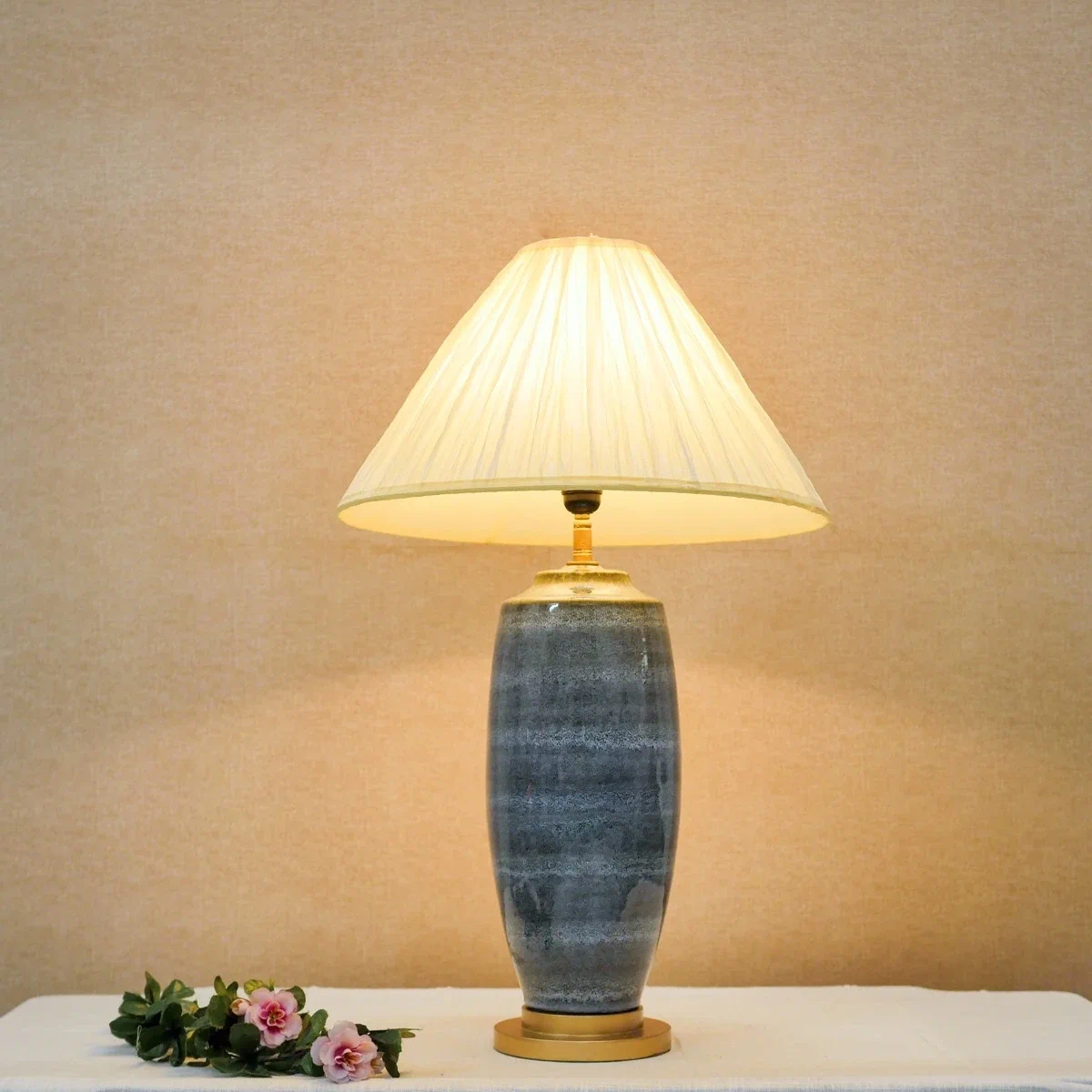 Đèn Bàn Gốm Đen Bóng Chụp Vải Kem — P… — góc nhìn thứ 2