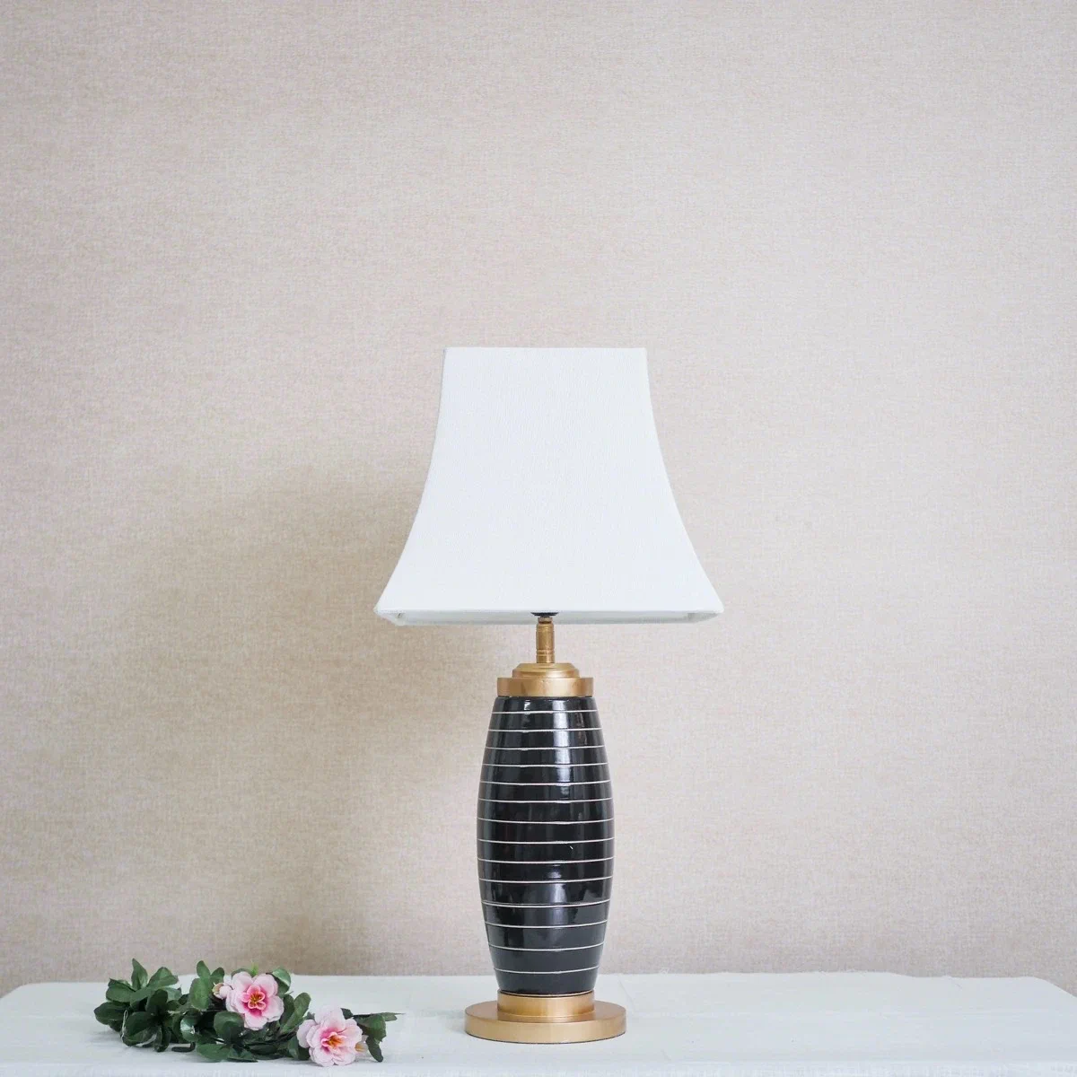 Đèn Bàn Gốm Đen Sọc Ngang Chụp Vải Kem Viền Nâu Đèn Bàn Gốm Đen Sọc Ngang Chụp Vải Kem Viền Nâu — đèn lồng thủ công Việt Nam | LongDenViet