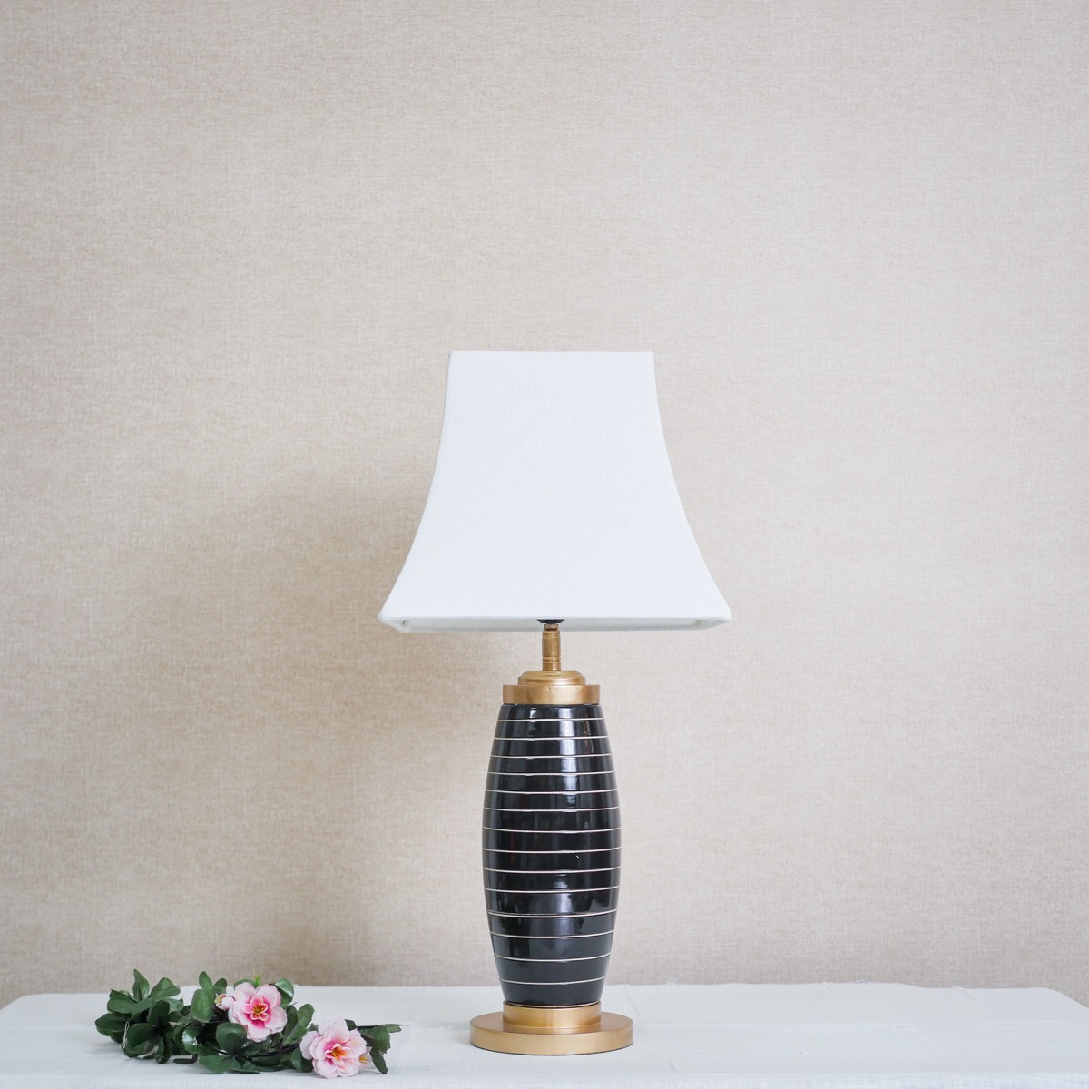 Đèn Bàn Gốm Đen Sọc Ngang Chụp Vải Kem Viền Nâu Đèn Bàn Gốm Đen Sọc Ngang Chụp Vải Kem Viền Nâu — đèn lồng thủ công Việt Nam | LongDenViet