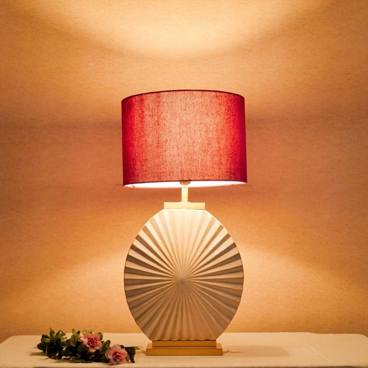 Đèn Bàn Gốm Nâu Cánh Hoa Chụp Vải Trụ Đỏ Rượu — Đèn Bàn Phong Cách Đèn Bàn Gốm Nâu Cánh Hoa Chụp Vải Trụ Đỏ Rượu — Đèn Bàn Phong Cách — đèn lồng thủ công Việt Nam | LongDenViet