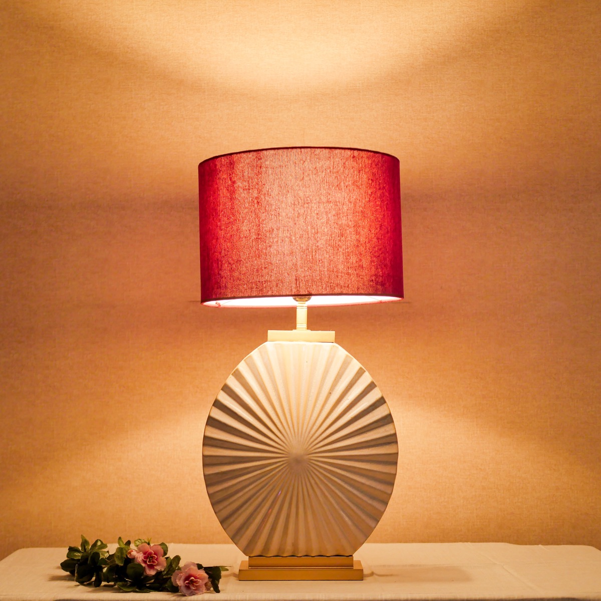Đèn Bàn Gốm Nâu Cánh Hoa Chụp Vải Trụ Đỏ Rượu — Đèn Bàn Phong Cách Đèn Bàn Gốm Nâu Cánh Hoa Chụp Vải Trụ Đỏ Rượu — Đèn Bàn Phong Cách — đèn lồng thủ công Việt Nam | LongDenViet