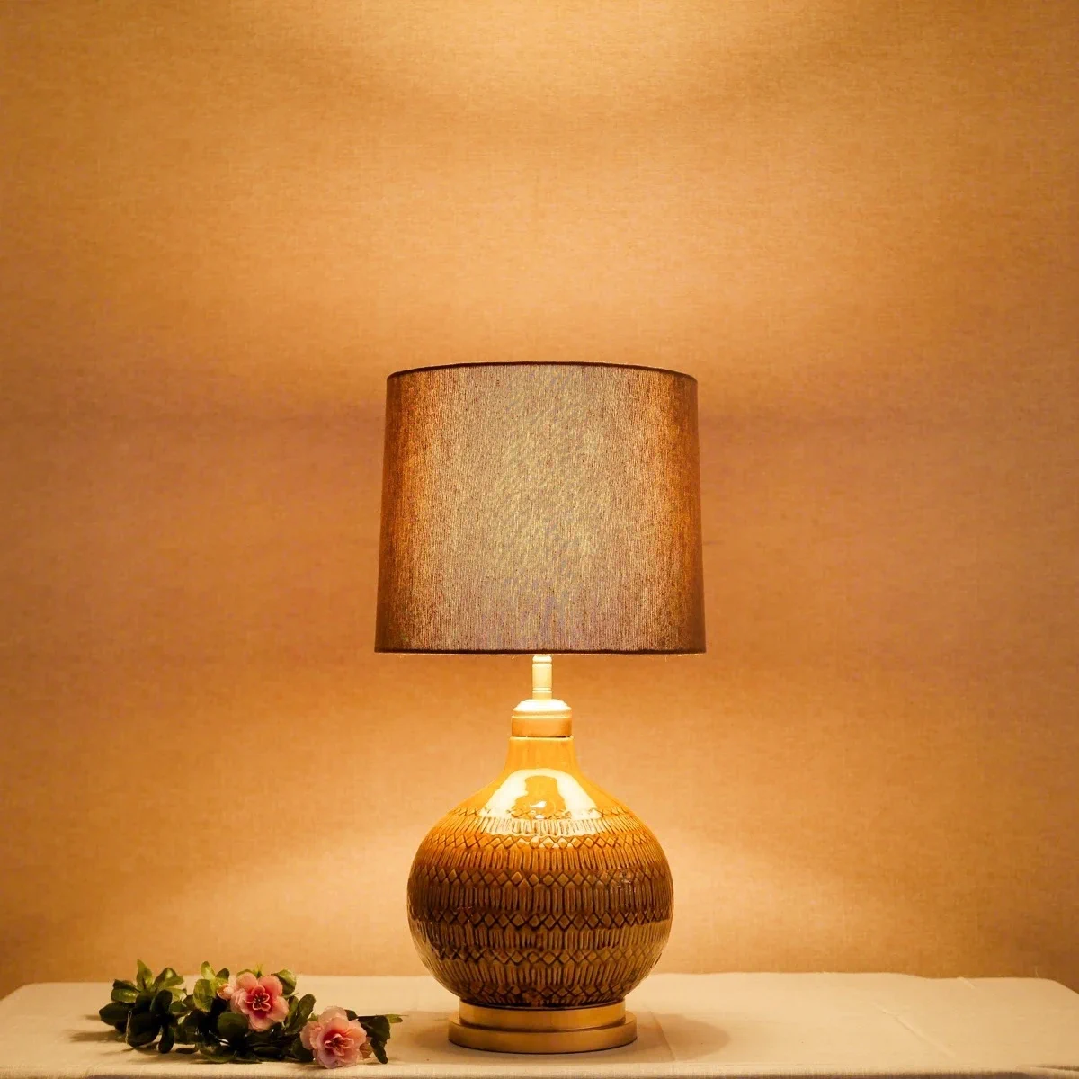Đèn Bàn Gốm Nâu Hoa Văn Quả Dứa Chụp Vải Nâu — Phong Cách Nhiệt Đới Đèn Bàn Gốm Nâu Hoa Văn Quả Dứa Chụp Vải Nâu — Phong Cách Nhiệt Đới — đèn lồng thủ công Việt Nam | LongDenViet