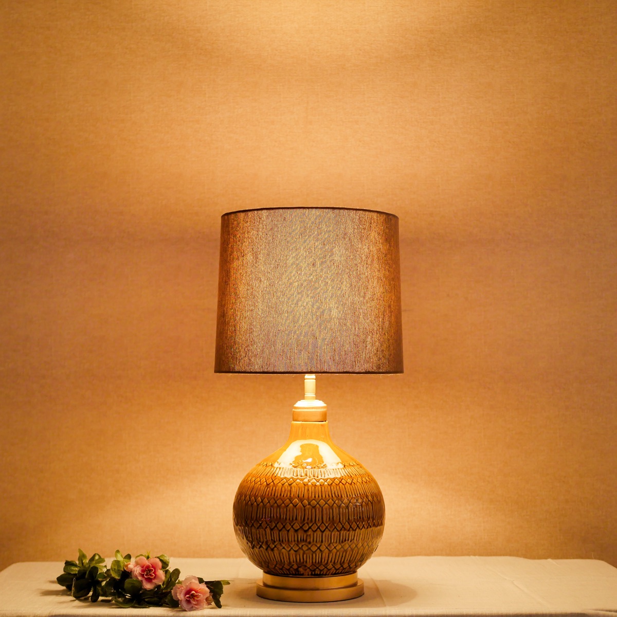 Đèn Bàn Gốm Nâu Hoa Văn Quả Dứa Chụp Vải Nâu — Phong Cách Nhiệt Đới Đèn Bàn Gốm Nâu Hoa Văn Quả Dứa Chụp Vải Nâu — Phong Cách Nhiệt Đới — đèn lồng thủ công Việt Nam | LongDenViet
