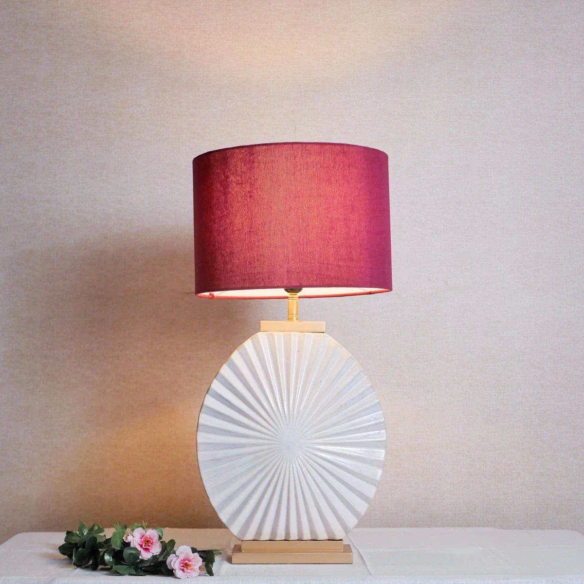 Đèn Bàn Gốm Trắng Cánh Hoa Chụp Vải Trụ Đỏ Rượu Sang Trọng Đèn Bàn Gốm Trắng Cánh Hoa Chụp Vải Trụ Đỏ Rượu Sang Trọng — đèn lồng thủ công Việt Nam | LongDenViet