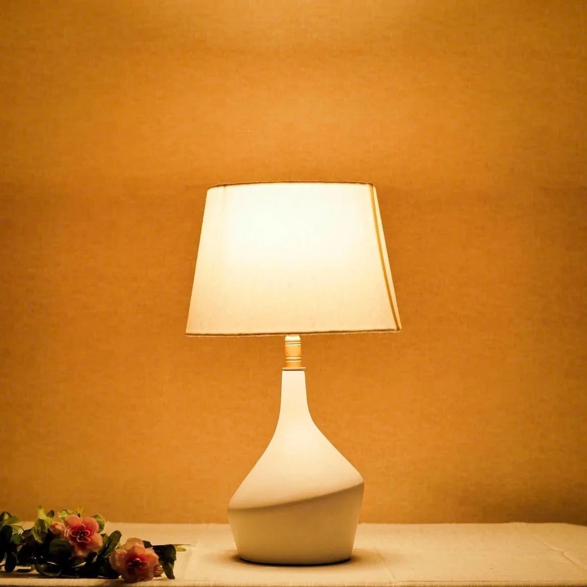 Đèn Bàn Gốm Trắng Dáng Chai Chụp Vải Hình Thang Kem — Đèn Bàn Phòng Ngủ Đèn Bàn Gốm Trắng Dáng Chai Chụp Vải Hình Thang Kem — Đèn Bàn Phòng Ngủ — đèn lồng thủ công Việt Nam | LongDenViet
