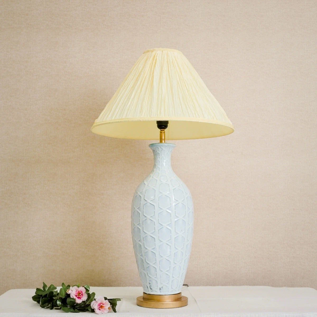 Đèn Bàn Gốm Trắng Hình Học Chụp Vải Cánh Sọc Kem — Đèn Trang Trí Đèn Bàn Gốm Trắng Hình Học Chụp Vải Cánh Sọc Kem — Đèn Trang Trí — đèn lồng thủ công Việt Nam | LongDenViet