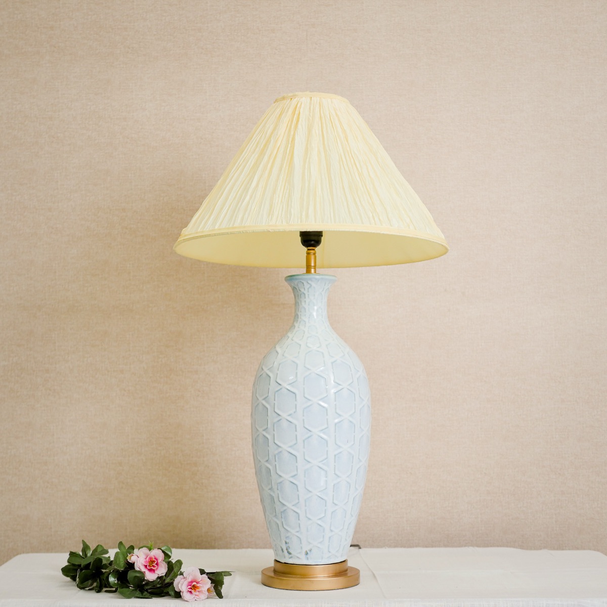 Đèn Bàn Gốm Trắng Hình Học Chụp Vải Cánh Sọc Kem — Đèn Trang Trí Đèn Bàn Gốm Trắng Hình Học Chụp Vải Cánh Sọc Kem — Đèn Trang Trí — đèn lồng thủ công Việt Nam | LongDenViet