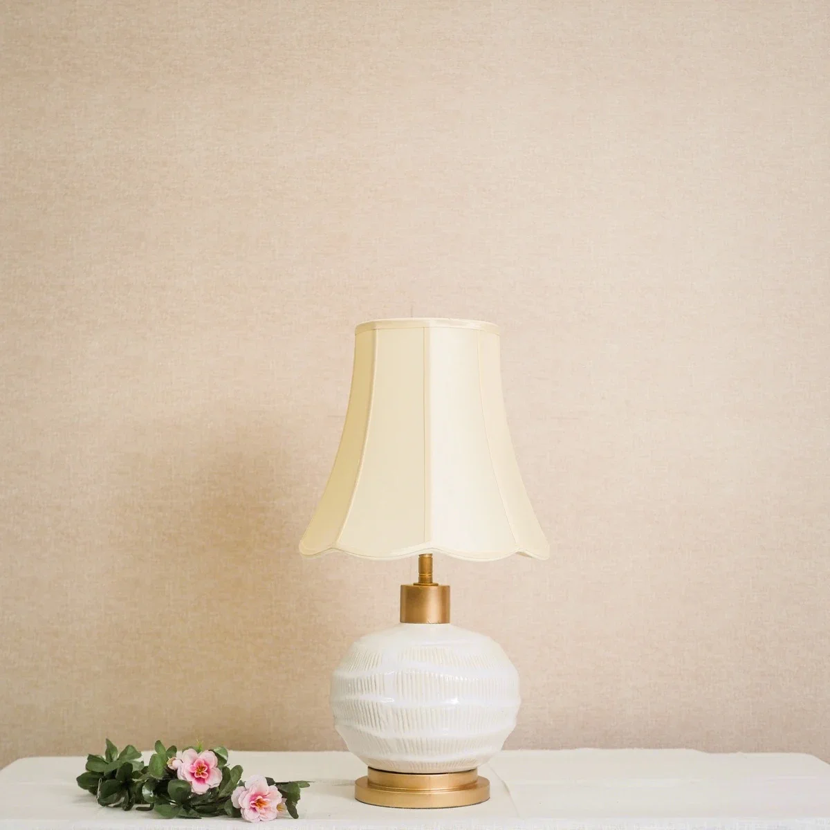 Đèn Bàn Gốm Trắng Khắc Vạch Đứng Chụp Vải Cánh Kem — Đèn Đọc Sách Đèn Bàn Gốm Trắng Khắc Vạch Đứng Chụp Vải Cánh Kem — Đèn Đọc Sách — đèn lồng thủ công Việt Nam | LongDenViet