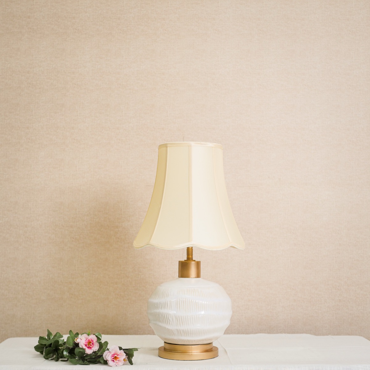 Đèn Bàn Gốm Trắng Khắc Vạch Đứng Chụp Vải Cánh Kem — Đèn Đọc Sách Đèn Bàn Gốm Trắng Khắc Vạch Đứng Chụp Vải Cánh Kem — Đèn Đọc Sách — đèn lồng thủ công Việt Nam | LongDenViet