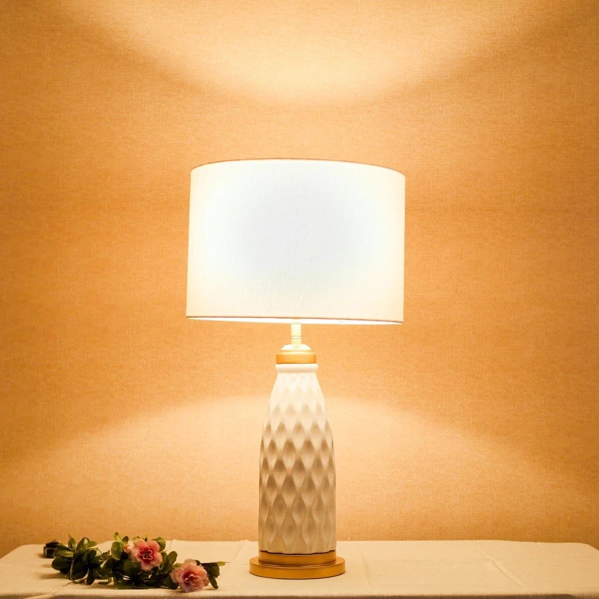 Đèn Bàn Gốm Trắng Hoa Văn Kim Cương Chụp Vải Côn Kem Đèn Bàn Gốm Trắng Hoa Văn Kim Cương Chụp Vải Côn Kem — đèn lồng thủ công Việt Nam | LongDenViet