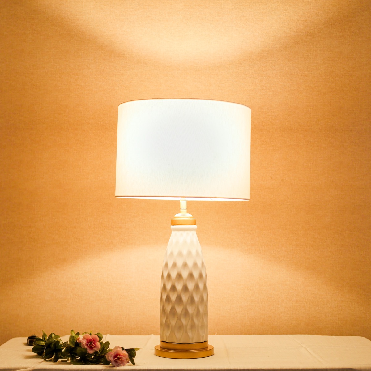 Đèn Bàn Gốm Trắng Hoa Văn Kim Cương Chụp Vải Côn Kem Đèn Bàn Gốm Trắng Hoa Văn Kim Cương Chụp Vải Côn Kem — đèn lồng thủ công Việt Nam | LongDenViet