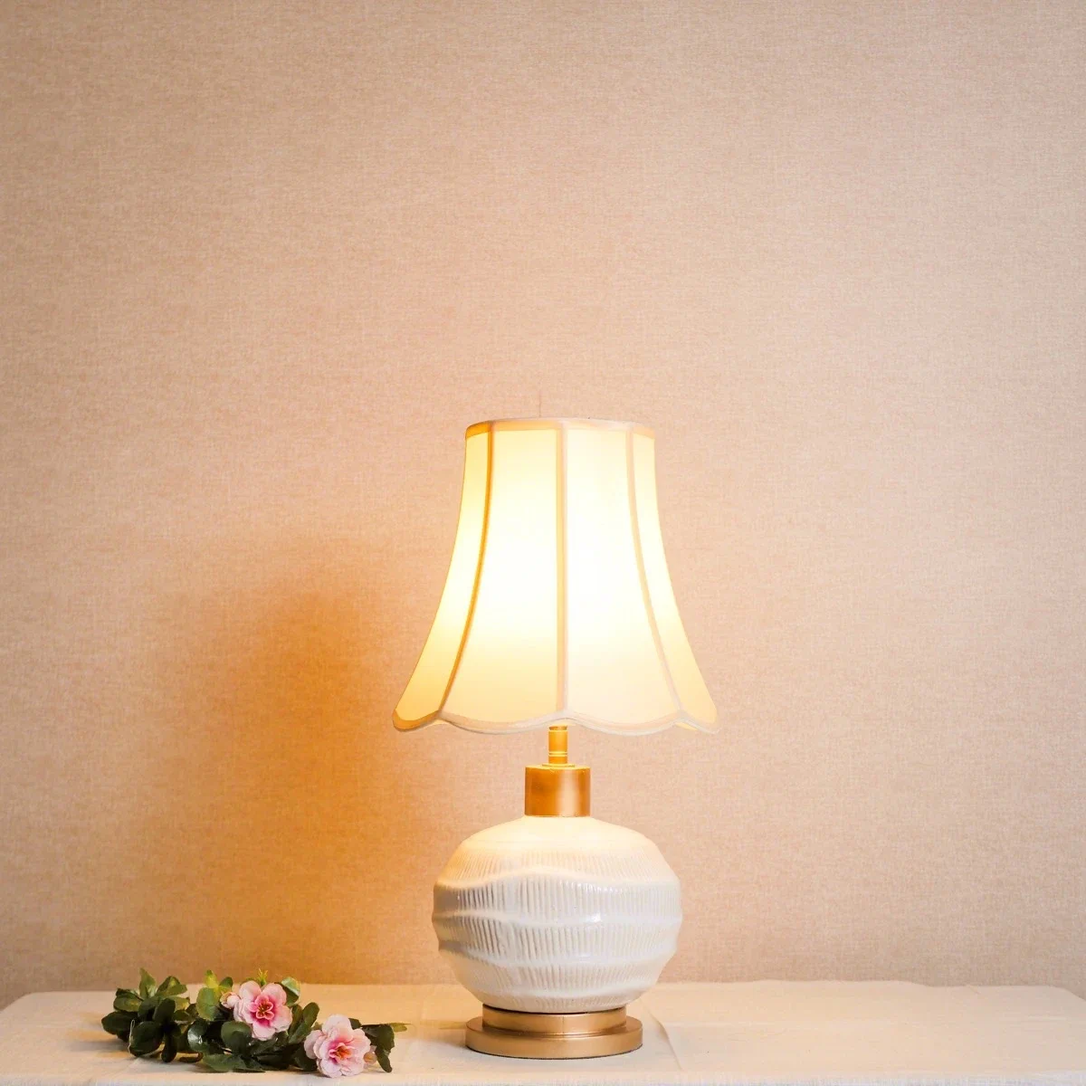 Đèn Bàn Gốm Trắng Lục Giác Chụp Vải Bell Shade Sọc Dọc Kem Đèn Bàn Gốm Trắng Lục Giác Chụp Vải Bell Shade Sọc Dọc Kem — đèn lồng thủ công Việt Nam | LongDenViet