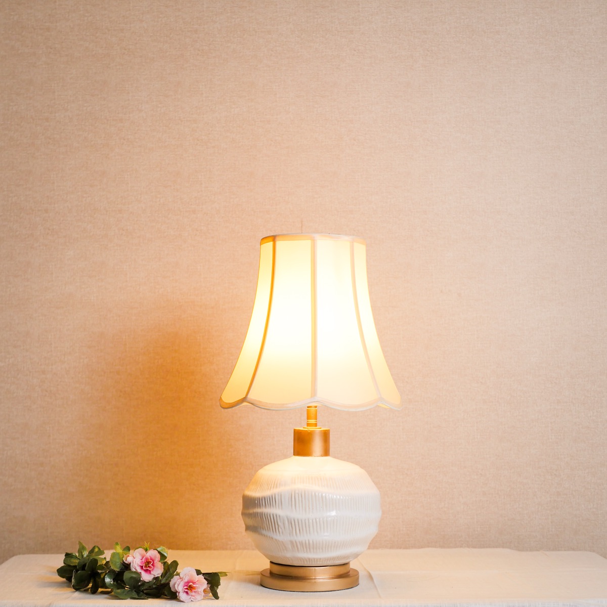 Đèn Bàn Gốm Trắng Lục Giác Chụp Vải Bell Shade Sọc Dọc Kem Đèn Bàn Gốm Trắng Lục Giác Chụp Vải Bell Shade Sọc Dọc Kem — đèn lồng thủ công Việt Nam | LongDenViet