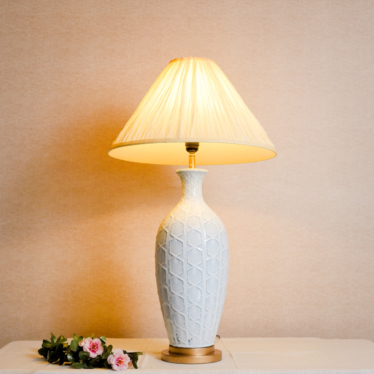 Đèn Bàn Gốm Trắng Lục Giác Nổi Chụp Vải Nón Kem — Đèn Đọc Sách Đèn Bàn Gốm Trắng Lục Giác Nổi Chụp Vải Nón Kem — Đèn Đọc Sách — đèn lồng thủ công Việt Nam | LongDenViet