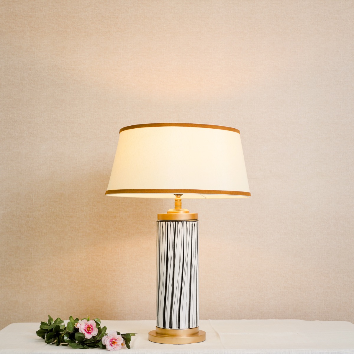 Đèn Bàn Gốm Trắng Sọc Dọc Chụp Vải Thang Kem Viền Nâu — Đèn Nhà Hàng Đèn Bàn Gốm Trắng Sọc Dọc Chụp Vải Thang Kem Viền Nâu — Đèn Nhà Hàng — đèn lồng thủ công Việt Nam | LongDenViet