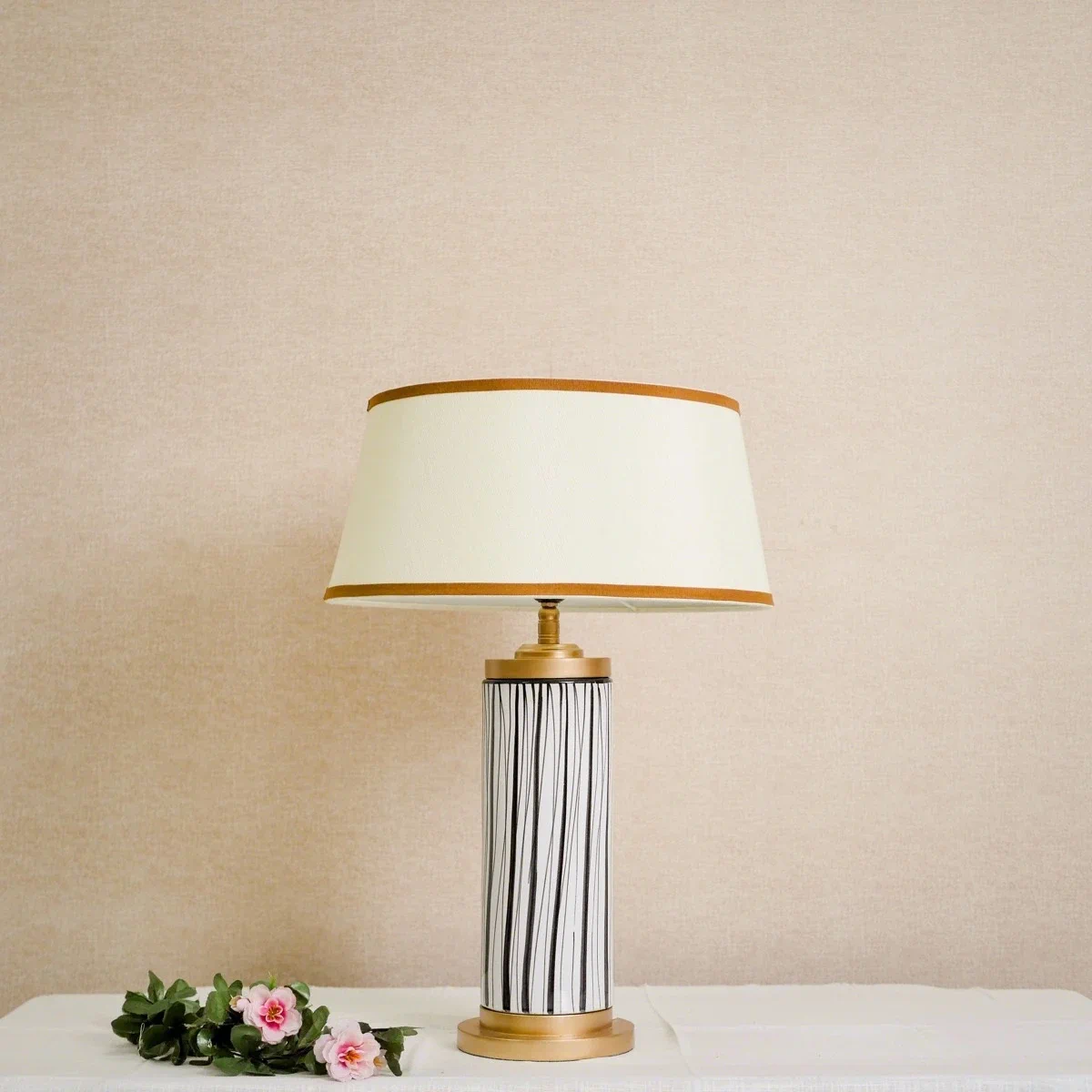 Đèn Bàn Gốm Trắng Sọc Dọc Chụp Vải Th… — góc nhìn thứ 2