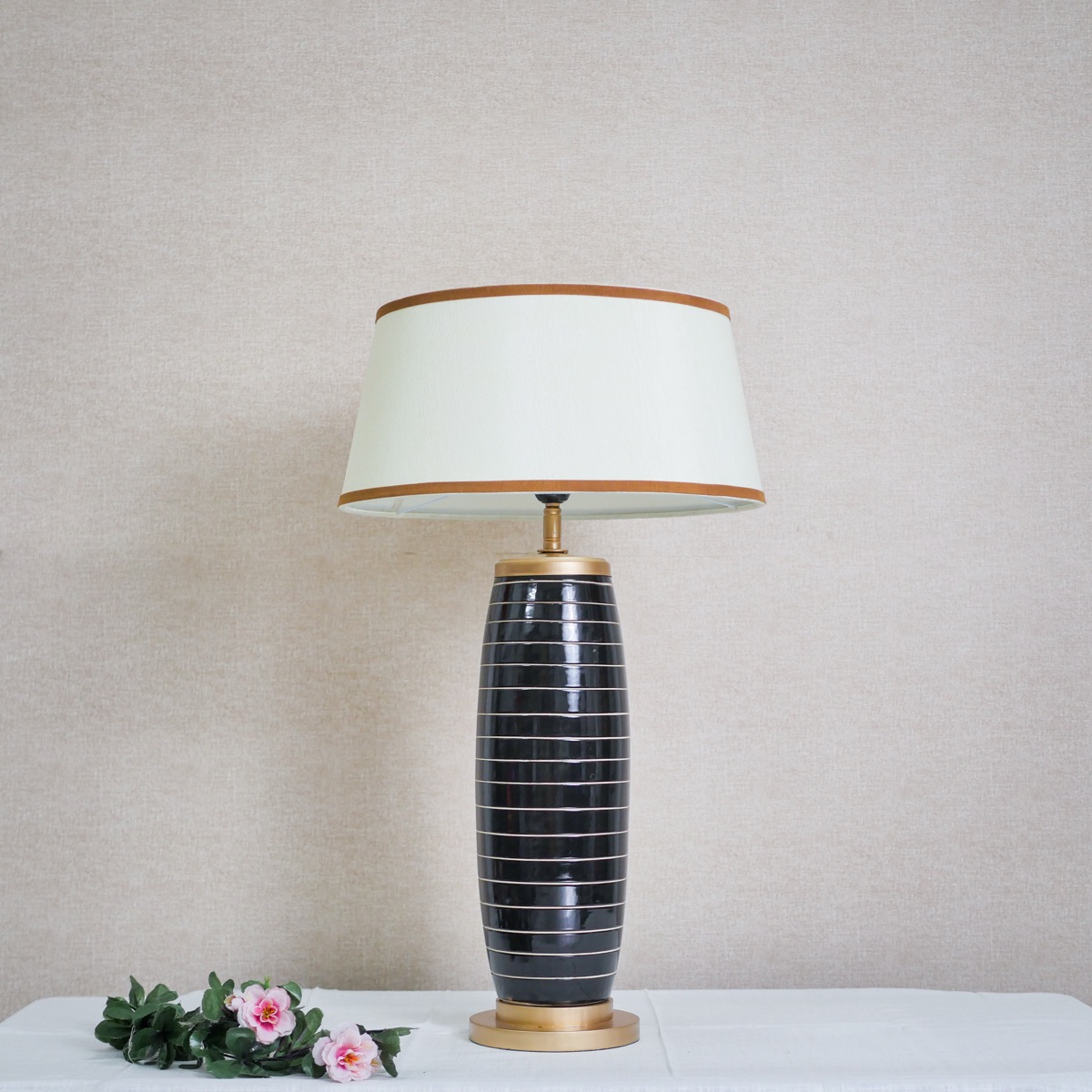 Đèn Bàn Gốm Trắng Sọc Ngang Chụp Vải Kem Viền Nâu Đèn Bàn Gốm Trắng Sọc Ngang Chụp Vải Kem Viền Nâu — đèn lồng thủ công Việt Nam | LongDenViet