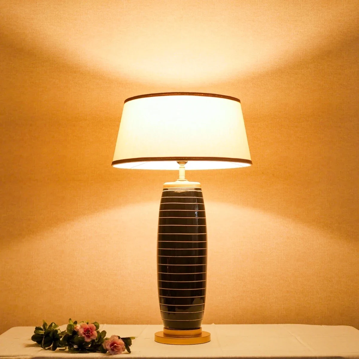 Đèn Bàn Gốm Trắng Sọc Ngang Chụp Vải … — góc nhìn thứ 2