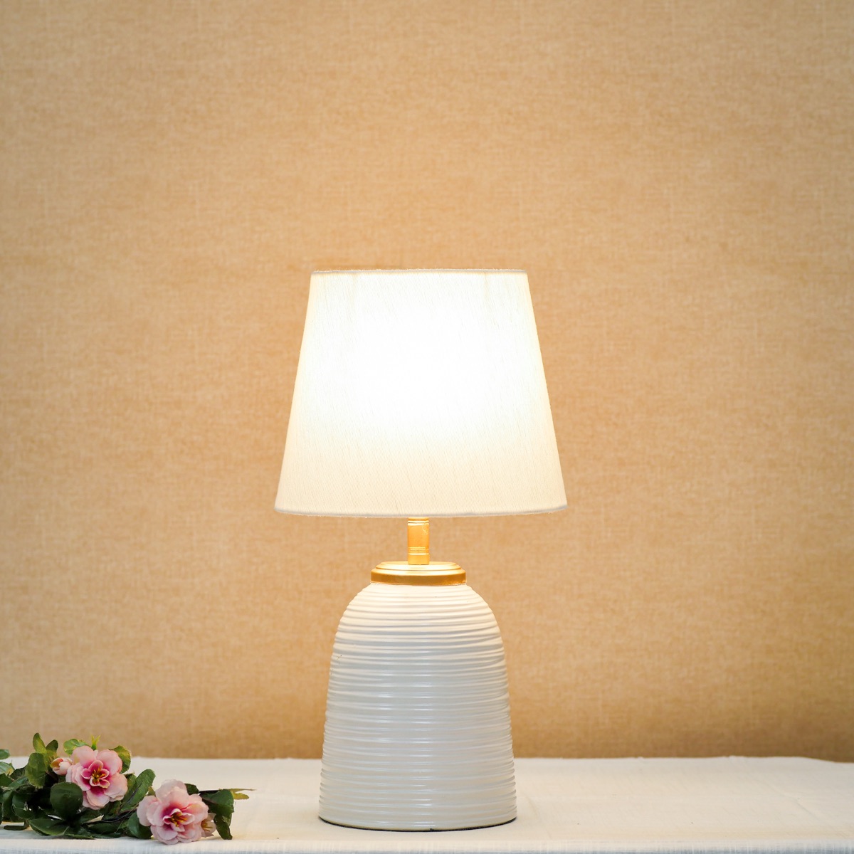 Đèn Bàn Gốm Trắng Vân Cuộn Xếp Vòng Chụp Vải Kem — Bộ Sưu Tập Mới Đèn Bàn Gốm Trắng Vân Cuộn Xếp Vòng Chụp Vải Kem — Bộ Sưu Tập Mới — đèn lồng thủ công Việt Nam | LongDenViet