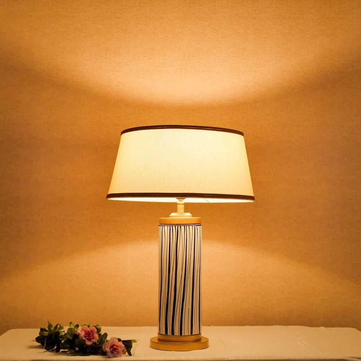 Đèn Bàn Gốm Trắng Vân Mạng Nhện Chụp Vải Nón Kem — Đèn Vintage Độc Đáo Đèn Bàn Gốm Trắng Vân Mạng Nhện Chụp Vải Nón Kem — Đèn Vintage Độc Đáo — đèn lồng thủ công Việt Nam | LongDenViet