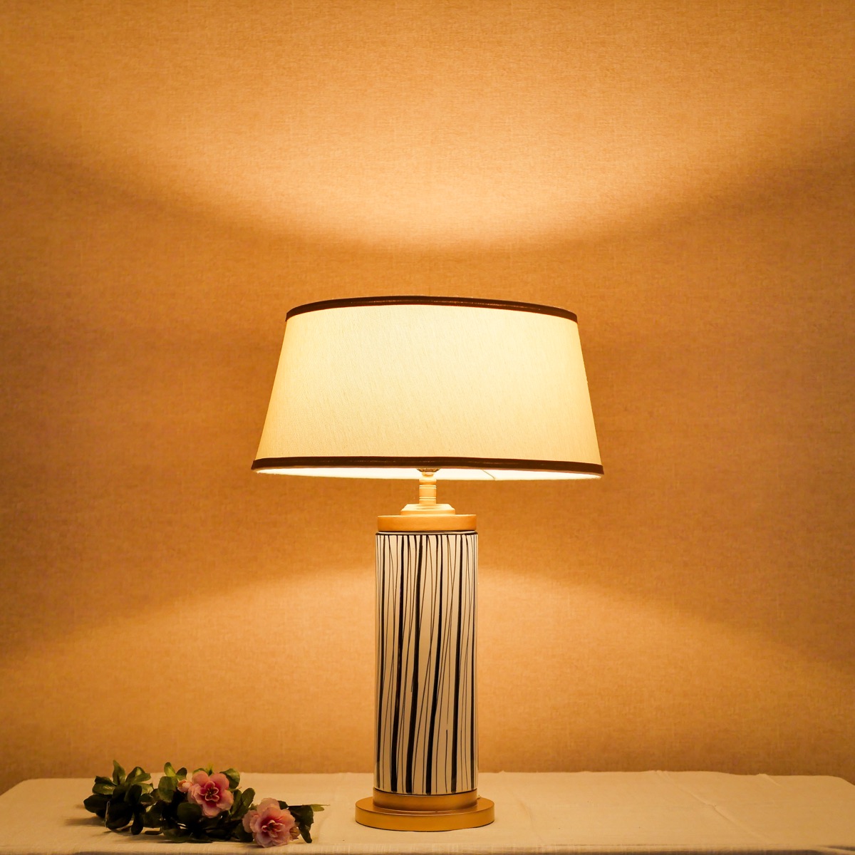 Đèn Bàn Gốm Trắng Vân Mạng Nhện Chụp Vải Nón Kem — Đèn Vintage Độc Đáo Đèn Bàn Gốm Trắng Vân Mạng Nhện Chụp Vải Nón Kem — Đèn Vintage Độc Đáo — đèn lồng thủ công Việt Nam | LongDenViet