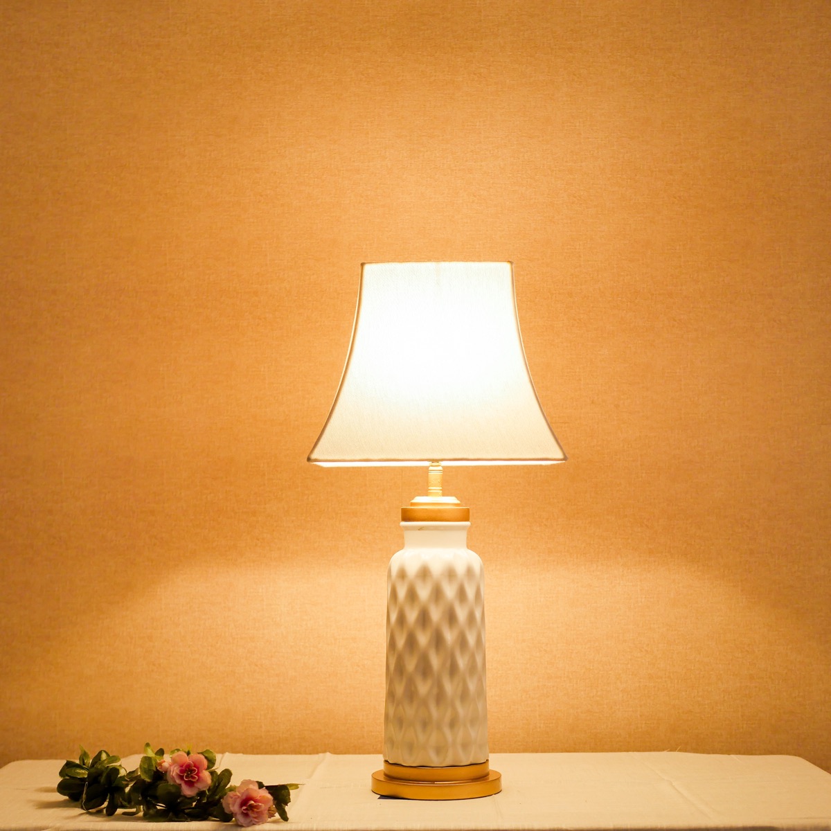 Đèn Bàn Gốm Trắng Vân Nổi Chụp Vải Loe Trắng Tối Giản Đèn Bàn Gốm Trắng Vân Nổi Chụp Vải Loe Trắng Tối Giản — đèn lồng thủ công Việt Nam | LongDenViet