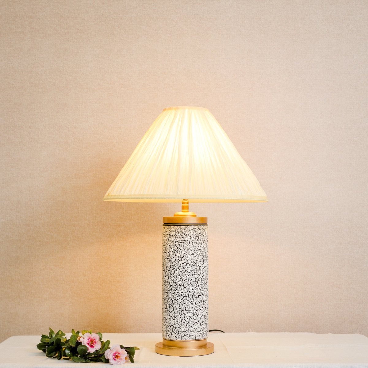 Đèn Bàn Gốm Trắng Vân Rạn Chụp Vải Nón Kem — Đèn Đọc Sách Tối Giản Đèn Bàn Gốm Trắng Vân Rạn Chụp Vải Nón Kem — Đèn Đọc Sách Tối Giản — đèn lồng thủ công Việt Nam | LongDenViet