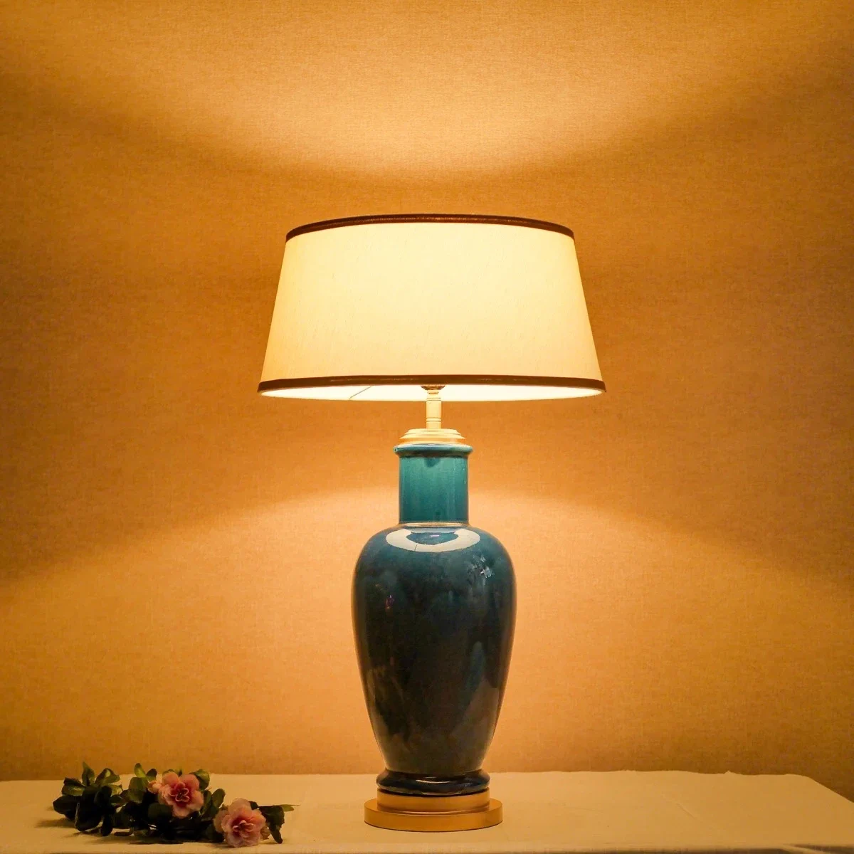 Đèn Bàn Gốm Xám Chữ Nhật Hoa Văn Xương Cá Chụp Vải Vuông Kem Đèn Bàn Gốm Xám Chữ Nhật Hoa Văn Xương Cá Chụp Vải Vuông Kem — đèn lồng thủ công Việt Nam | LongDenViet