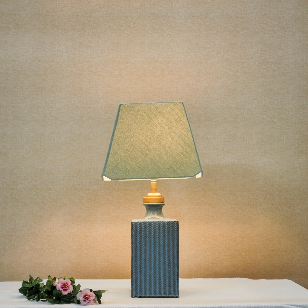Đèn Bàn Gốm Xanh Bầu Sọc Ngang Chụp Vải Kem — Trang Trí Bàn Làm Việc Đèn Bàn Gốm Xanh Bầu Sọc Ngang Chụp Vải Kem — Trang Trí Bàn Làm Việc — đèn lồng thủ công Việt Nam | LongDenViet