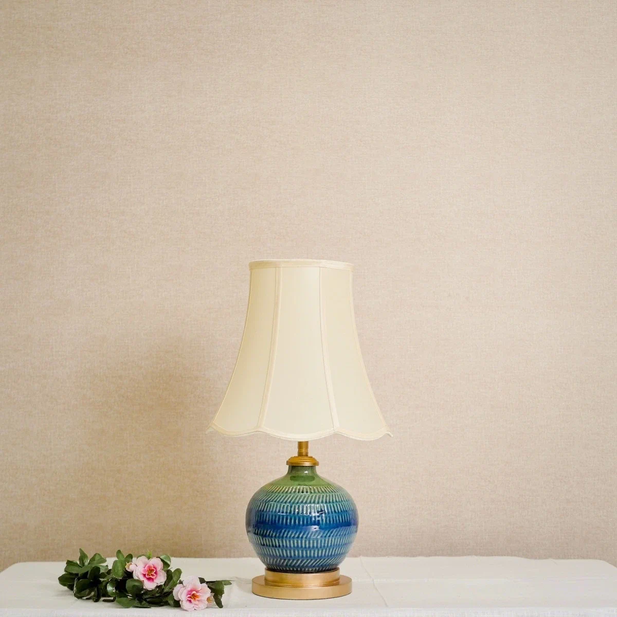 Đèn Bàn Gốm Xanh Bầu Tròn Chụp Vải Cánh Kem — Đèn Ngủ Đẹp Đèn Bàn Gốm Xanh Bầu Tròn Chụp Vải Cánh Kem — Đèn Ngủ Đẹp — đèn lồng thủ công Việt Nam | LongDenViet