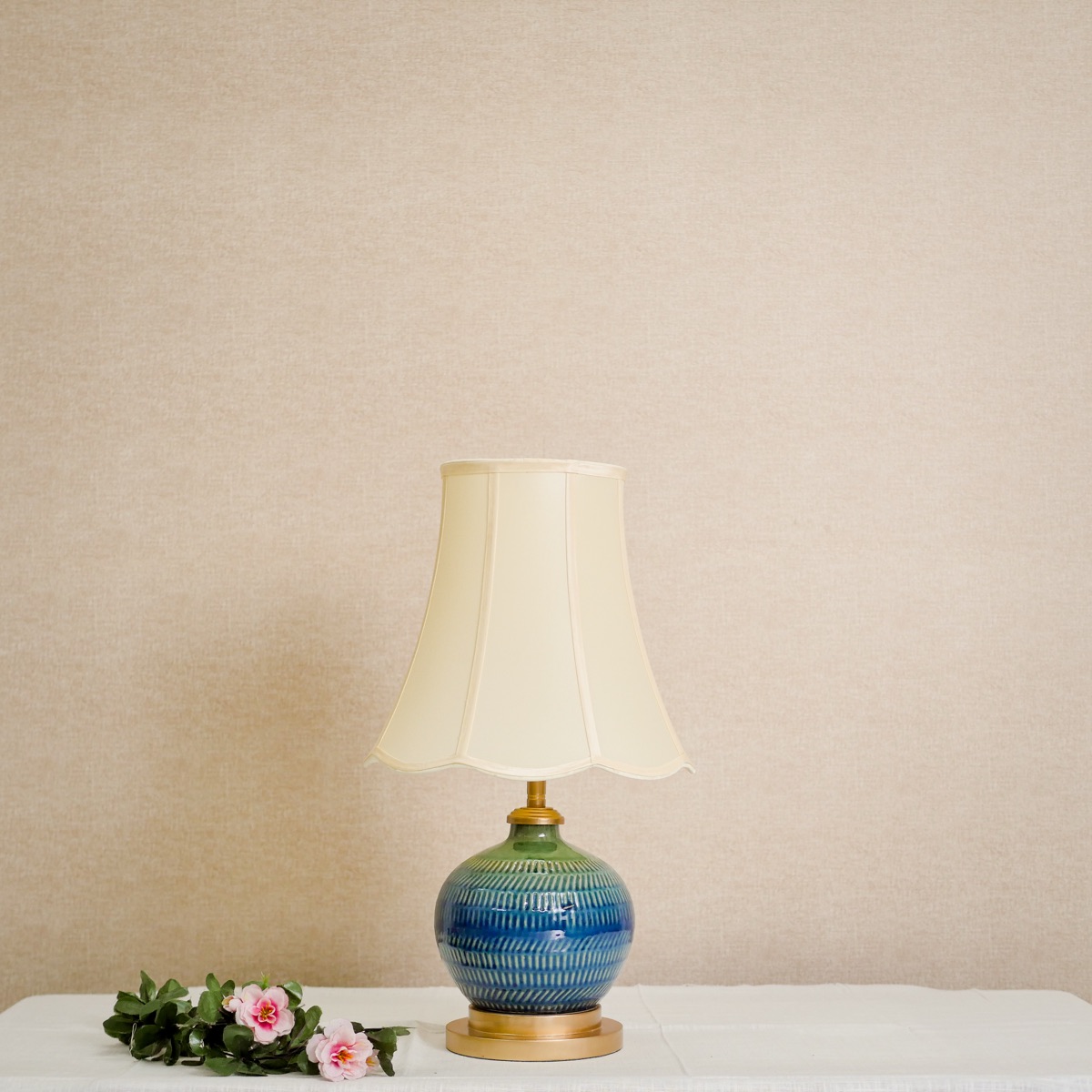 Đèn Bàn Gốm Xanh Bầu Tròn Chụp Vải Cánh Kem — Đèn Ngủ Đẹp Đèn Bàn Gốm Xanh Bầu Tròn Chụp Vải Cánh Kem — Đèn Ngủ Đẹp — đèn lồng thủ công Việt Nam | LongDenViet