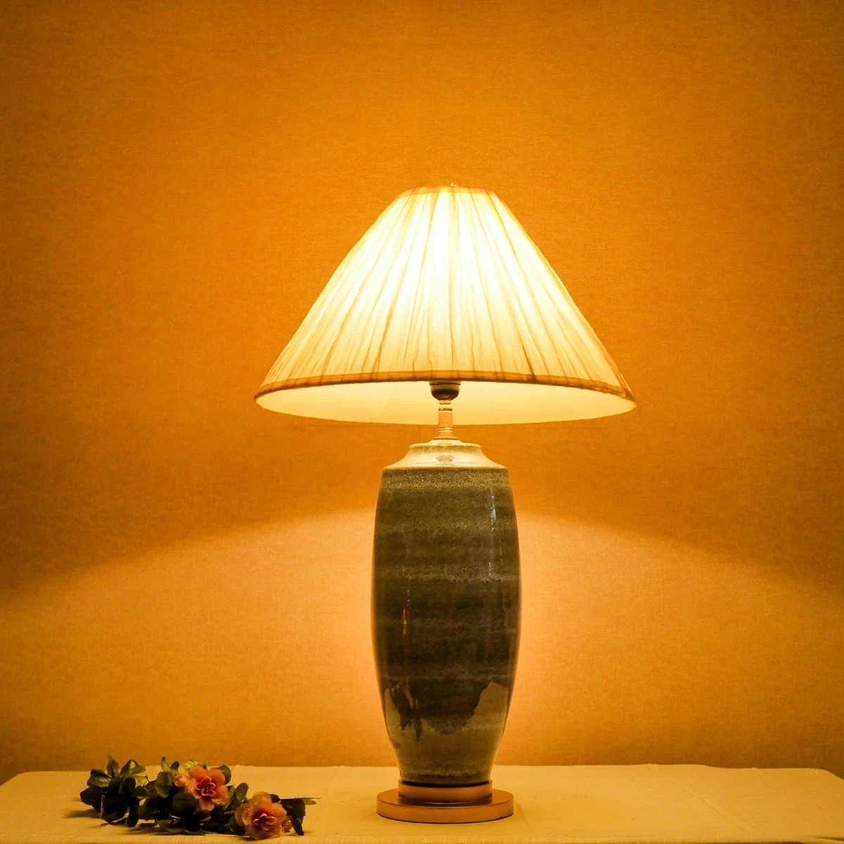 Đèn Bàn Gốm Xanh Đậm Men Loang Chụp Vải Nón Kem — Đèn Bàn Độc Đáo Đèn Bàn Gốm Xanh Đậm Men Loang Chụp Vải Nón Kem — Đèn Bàn Độc Đáo — đèn lồng thủ công Việt Nam | LongDenViet