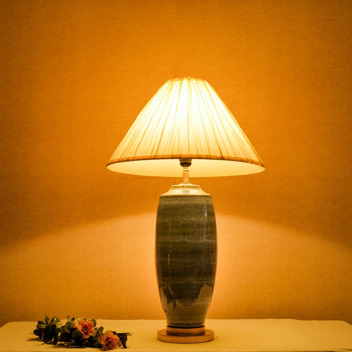 Đèn Bàn Gốm Xanh Đậm Men Loang Chụp Vải Nón Kem — Đèn Bàn Độc Đáo Đèn Bàn Gốm Xanh Đậm Men Loang Chụp Vải Nón Kem — Đèn Bàn Độc Đáo — đèn lồng thủ công Việt Nam | LongDenViet